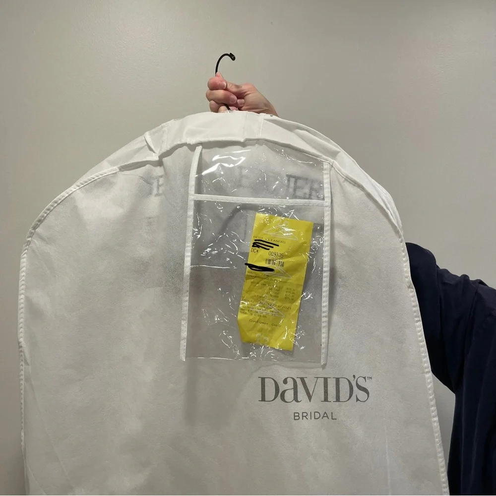 Beautiful ivory wedding gown - Picture 11 of 11